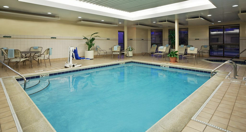 Courtyard Chicago St. Charles 3*